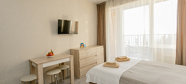 Светлая студия с видом на морской закат