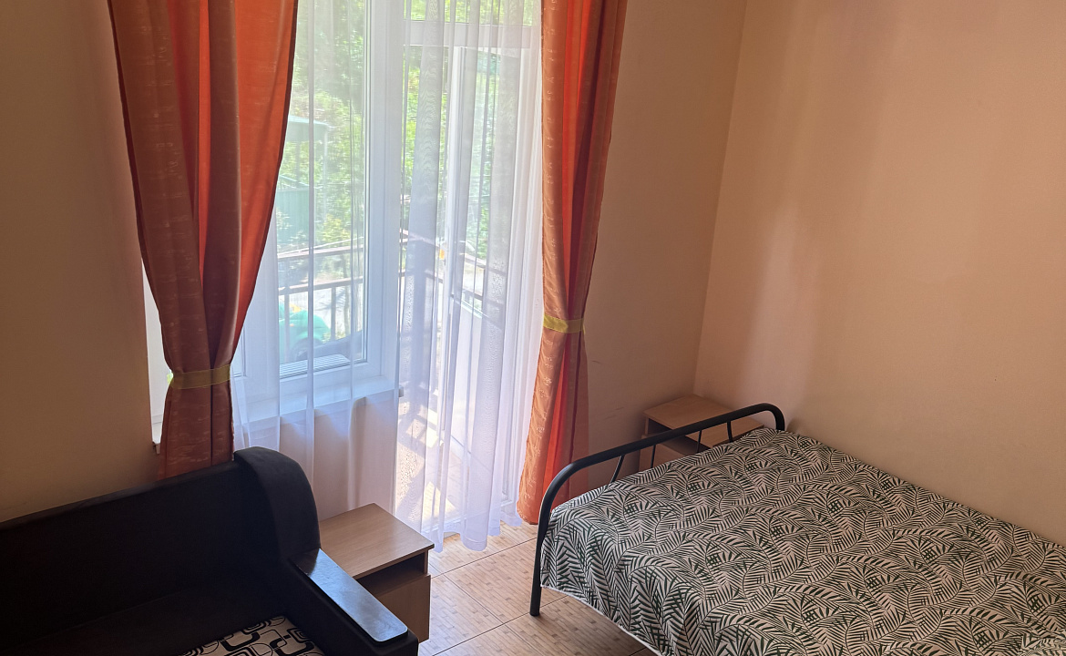 1 комнатный номер с балконом  . Гостевой дом "Пантера". Гагра