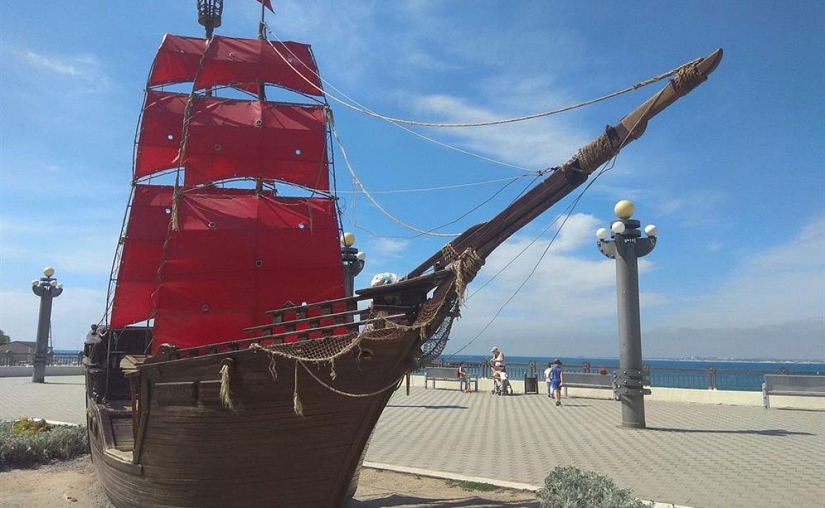 Фото корабля-памятника «Алые паруса» взято с сайта: http://anapacity.com/
