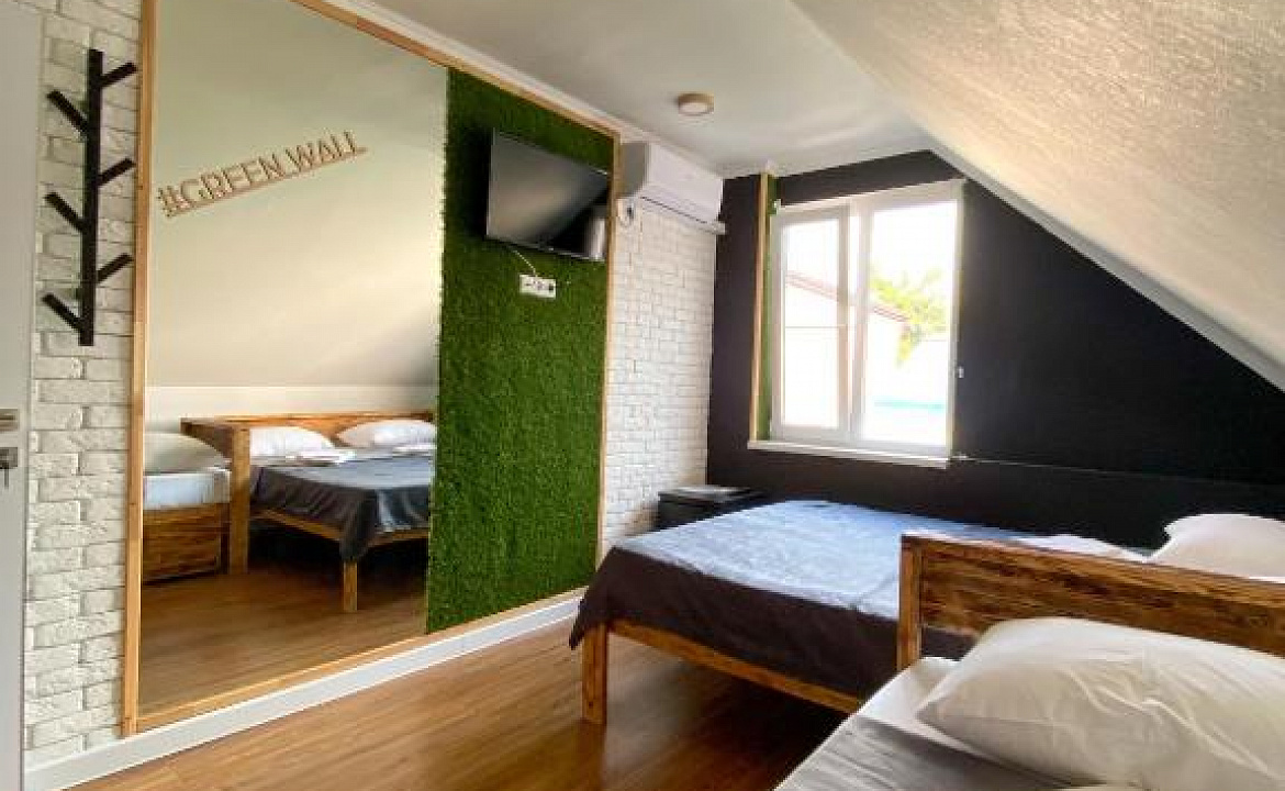 Трехместная комната на третьем этаже 7. Гостевой дом GreenWall. Анапа
