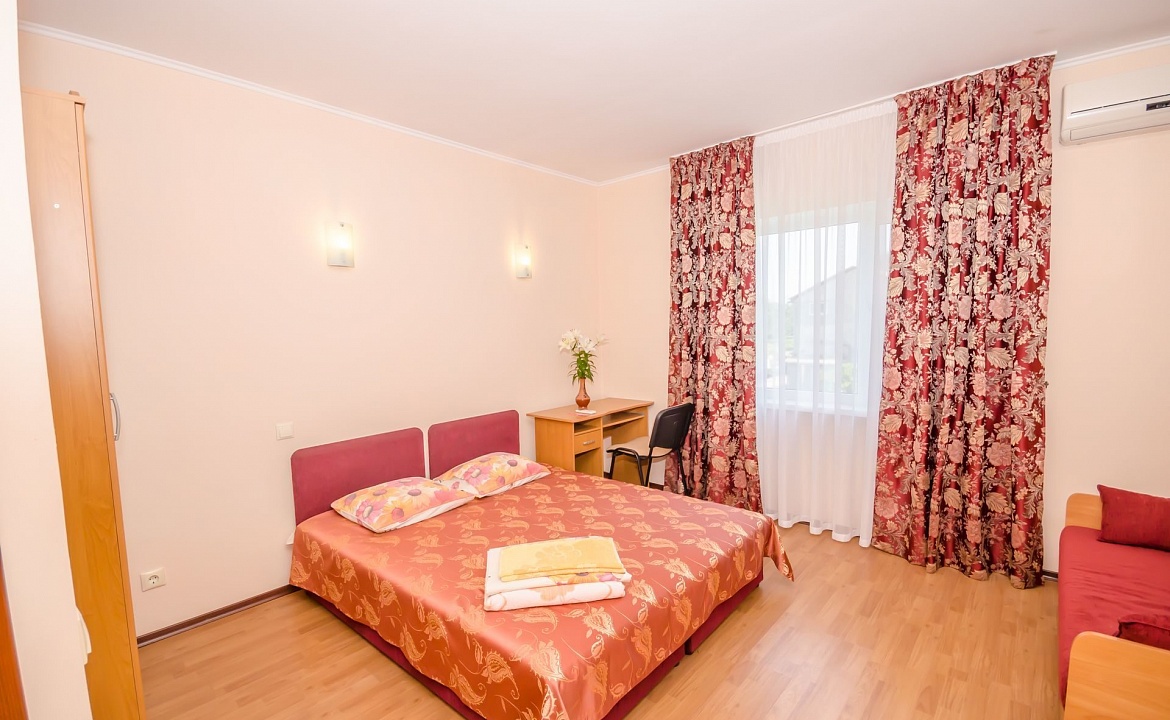 Двухместный Стандарт с дополнительным местом для семьи с ребёнком. Вилла "Любимая". Береговое