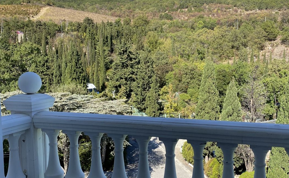 Полулюкс с балконом. Вилла "Ренессанс". Кореиз