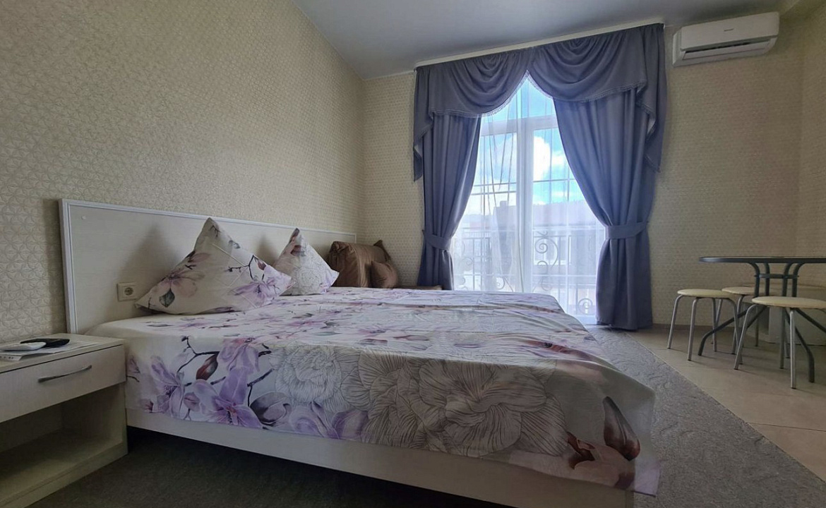 Апартаменты студия на 3-х человек с французским балконом. Гостевой дом "МЕЛИС". Дивноморское