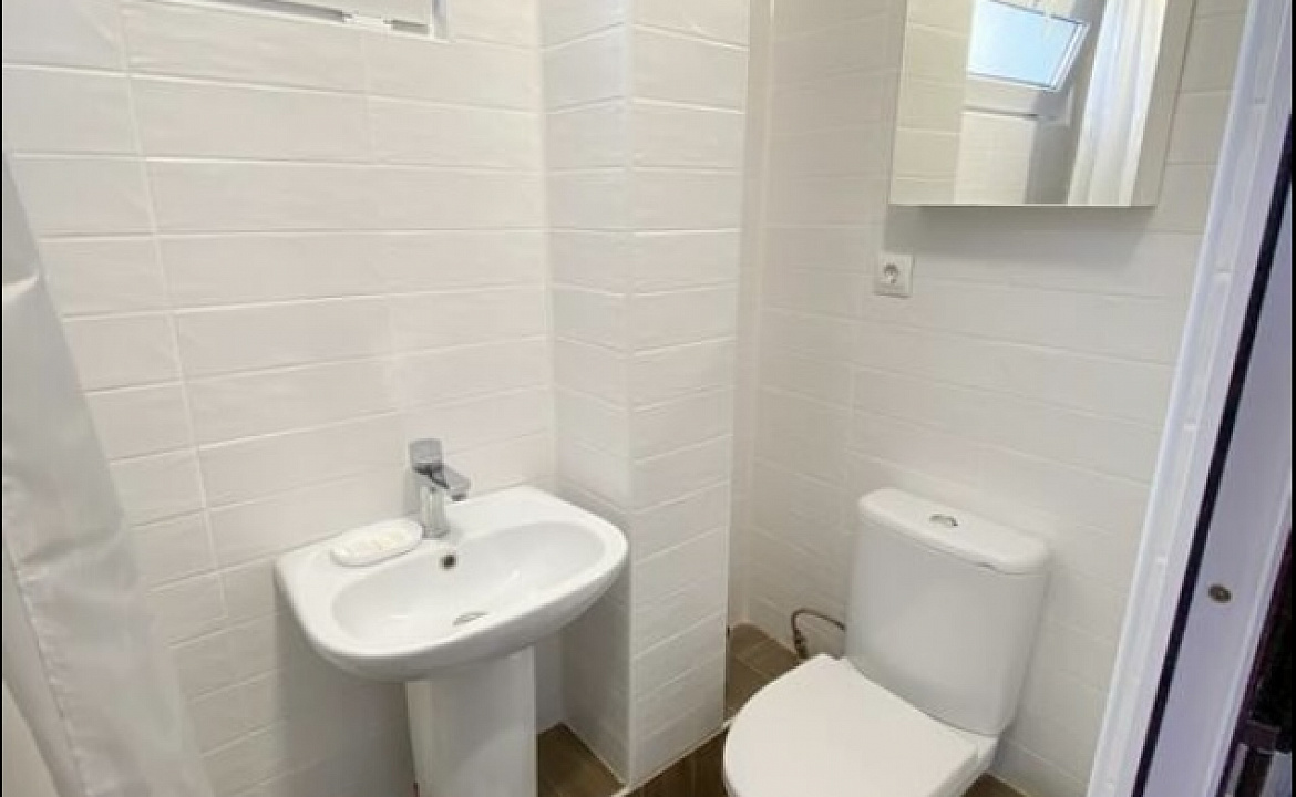 Трехместная комната на первом этаже 1. Гостевой дом GreenWall. Анапа