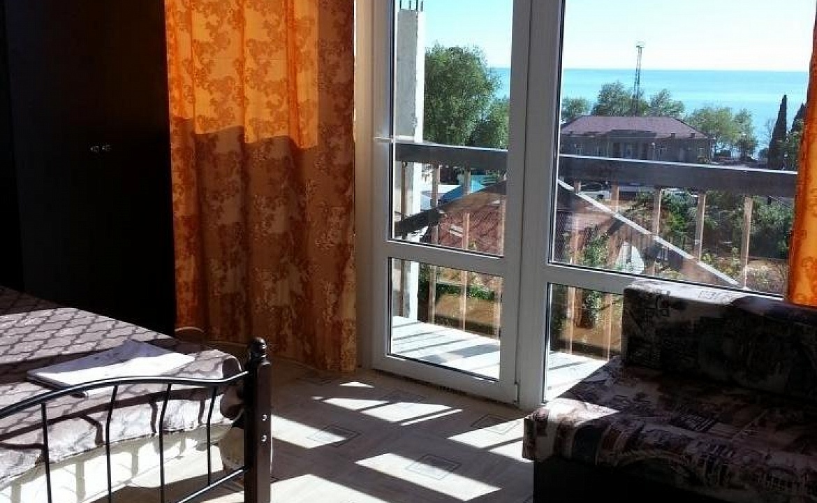 Трехместный с удобствами. Гостевой дом Siberia. Гагра