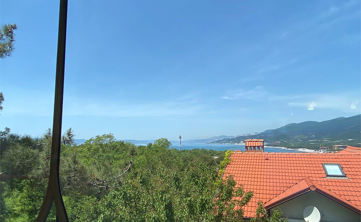 люкс четырехместный с видом в лес. Дом в Кедровой роще. Кабардинка