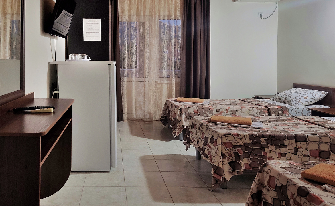 Трехместный с удобствами и балконом. Кровати раздельные. Гостевой дом "Одиссей" - Кабардинка. Кабардинка