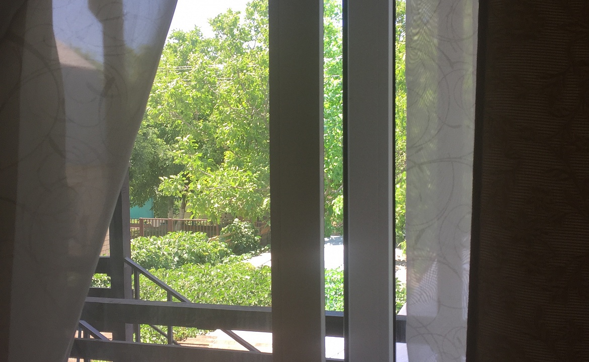 Четырехместный «Люкс» с балконом. Гостевой дом на Комарова 17. Витязево