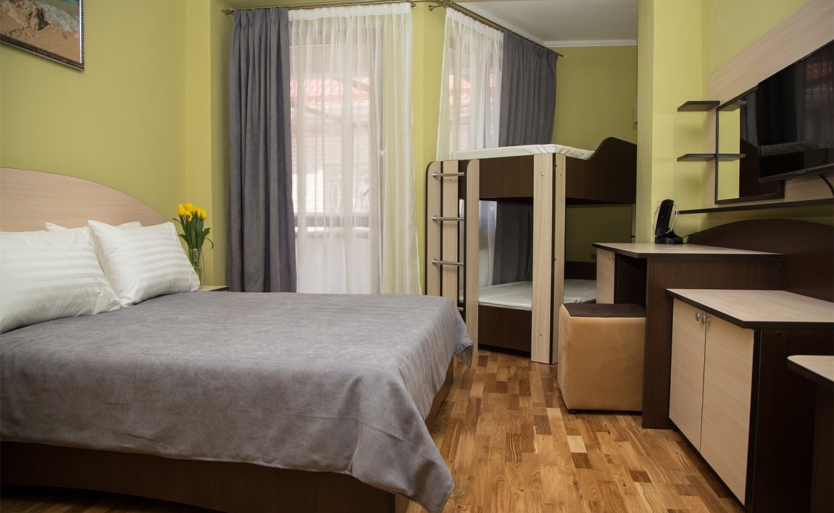 Семейный стандарт с террасой и видом на море. Гостевой комплекс "Чижик Пыжик". Никита