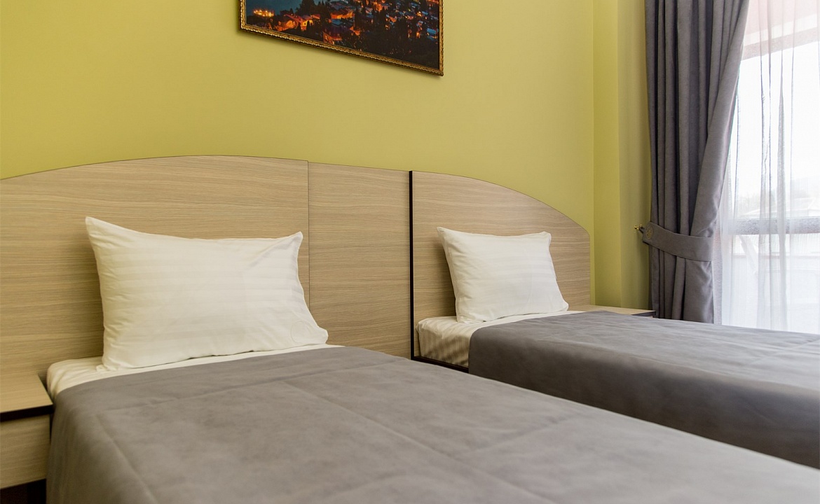 Стандарт двухместный с видом на море и горы Two Twin. Гостевой комплекс "Чижик Пыжик". Никита