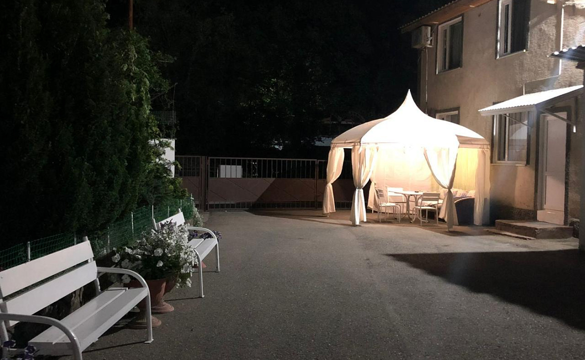 Семейный двухэтажный коттедж. Гостевой дом Белые скалы. Лазаревское