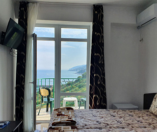 2-местный номер с балконом и видом на море,горы, бассейн и Алушту. Гостевой дом «Камилла Sunrise». 2-местный номер с балконом и видом на море,горы, бассейн и Алушту. Гостевой дом «Камилла Sunrise».