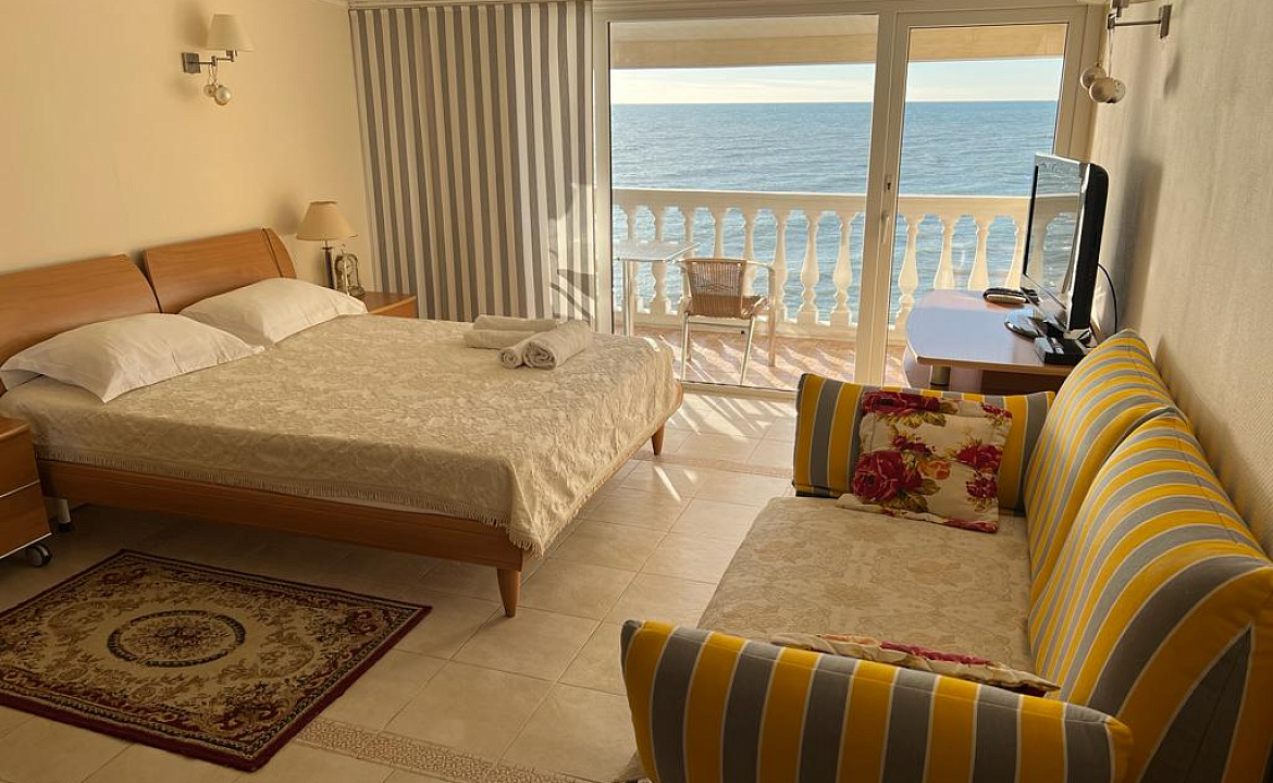 Делюкс трехместный с балконом и видом на море. Отель Пионер. Лоо