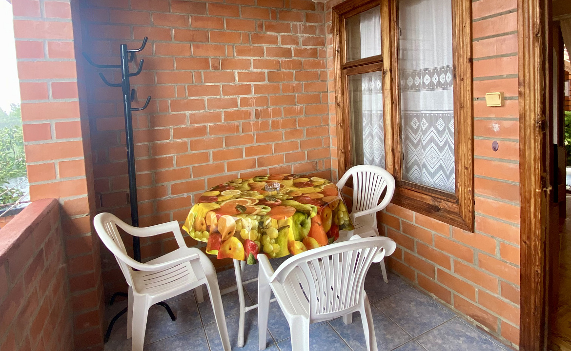 Трёхместный номер «Эконом» класса с балконом. Частный сектор Анастасия на Айвазовского 7. Лазаревское