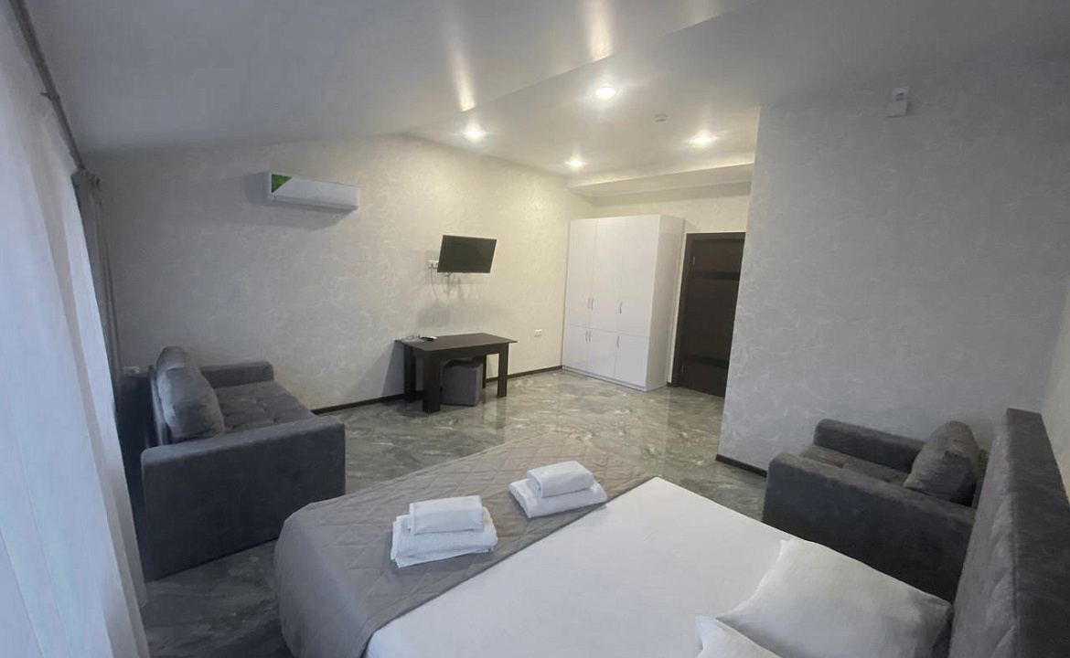 5-ти местный номер «Улучшеный» с двуспальной кроватью, раскладным диваном, креслом. Отель «Эра». Анапа