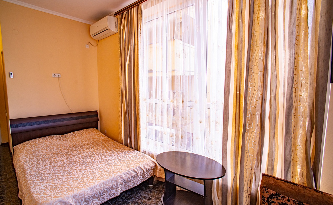 2-х местный полулюкс без балкона для 2 взрослых и 1 ребёнка. Отель "Калараш 17а". Лазаревское