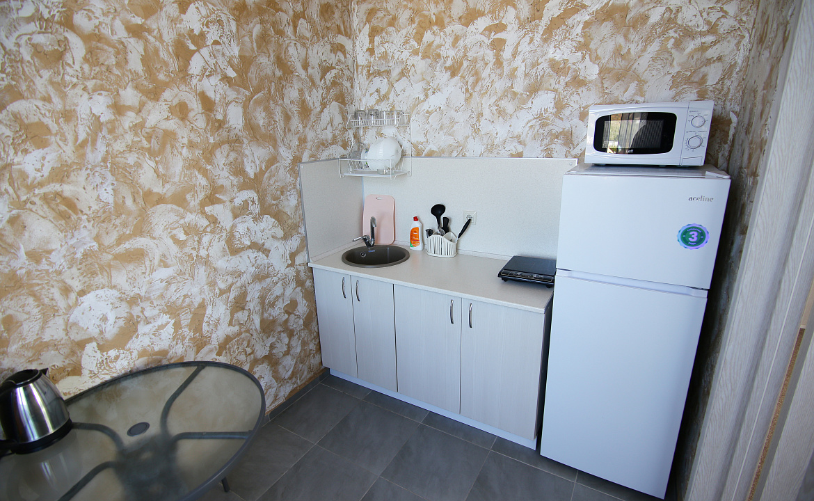 Апартаменты с террасой на 3-х человек. Гостевой дом "МЕЛИС". Дивноморское