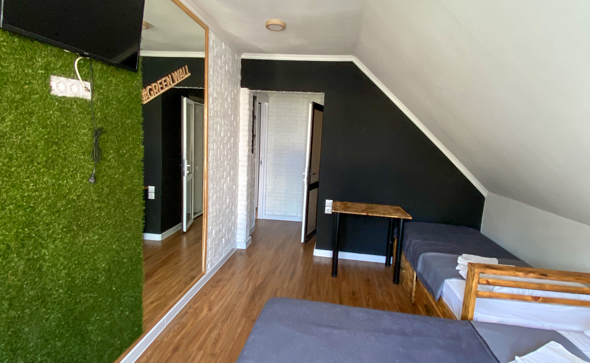 Трехместная комната на третьем этаже 6. Гостевой дом GreenWall. Анапа