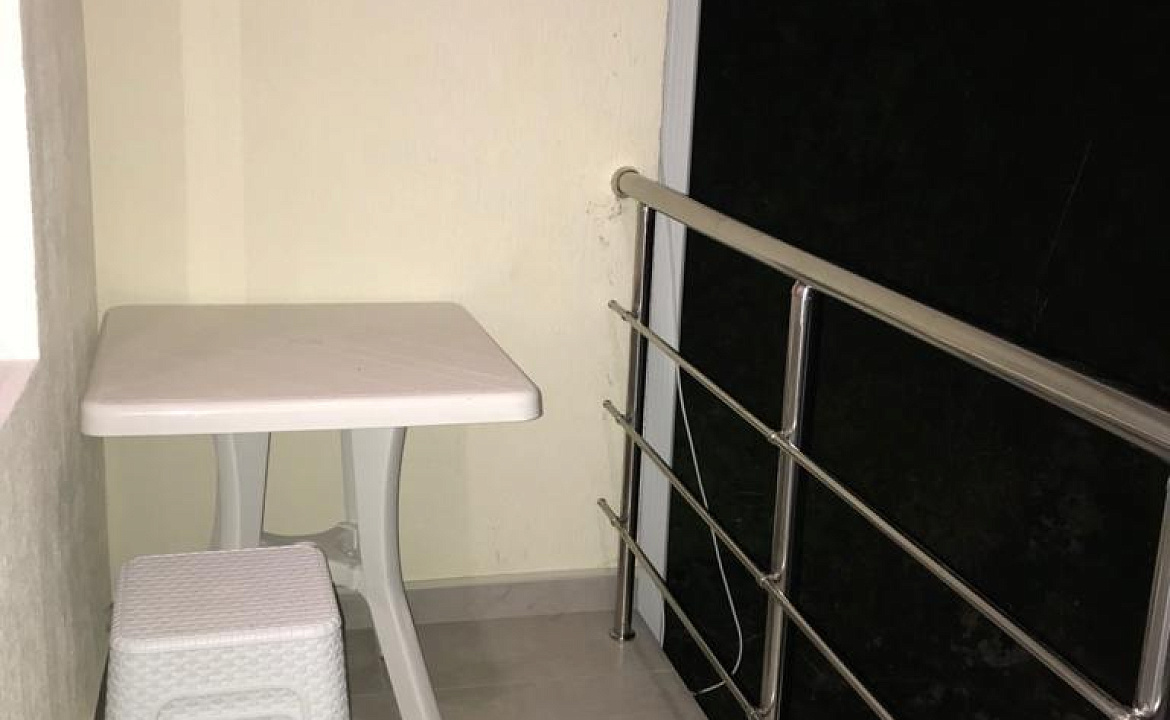 Четырёхместный номер стандарт с балконом. Гостевой дом Белые скалы. Лазаревское