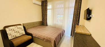 Квартира в многоквартирном доме Светлая студия у моря с террасой