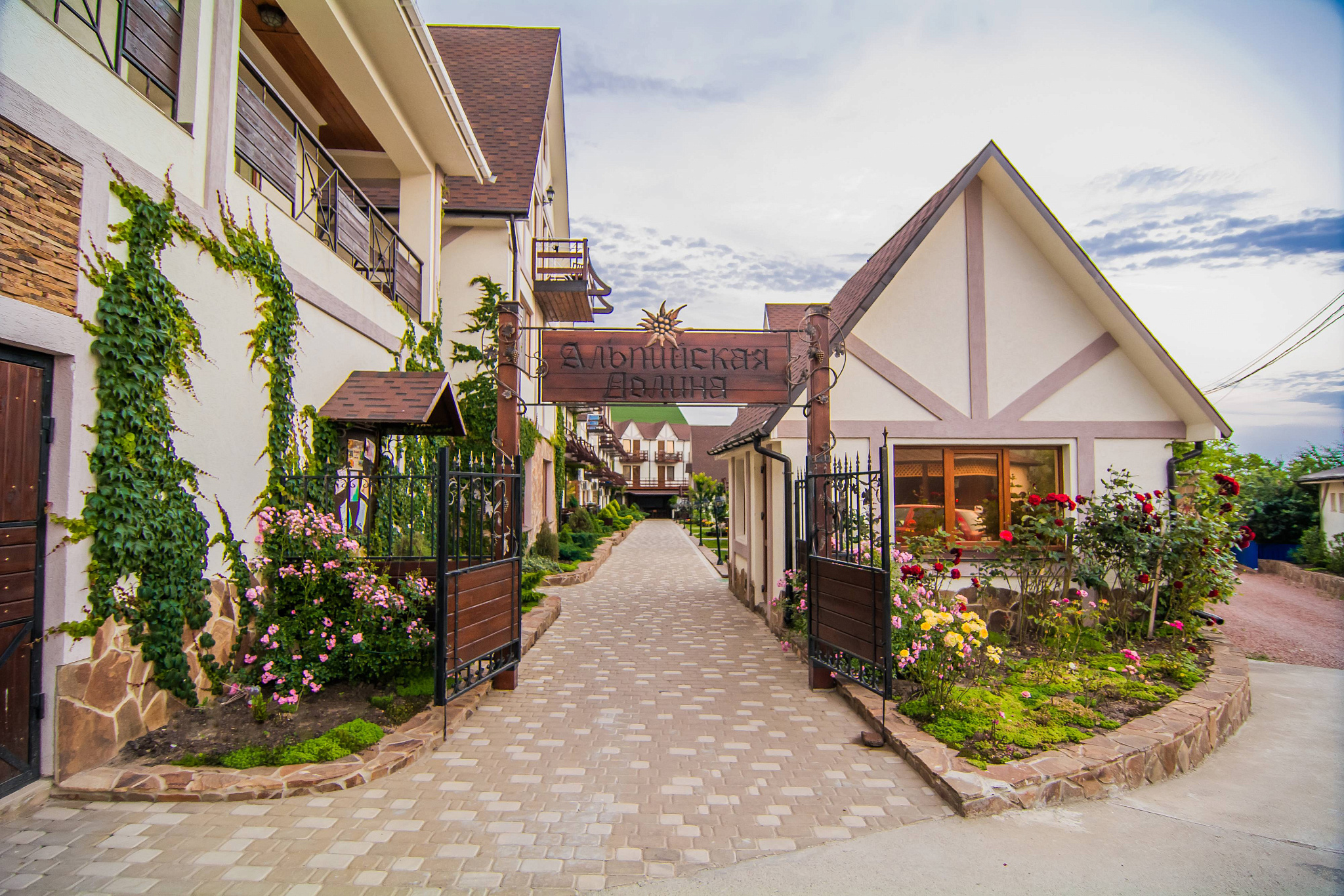 . Отель Семейный эко- отель «Альпийская Долина». Малореченское