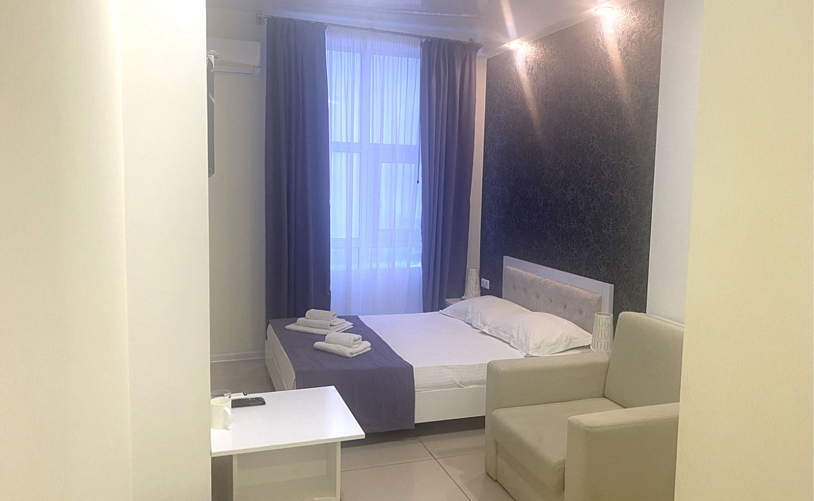 2-х местный номер «Улучшенный» с двуспальной кроватью. Отель «Эра». Анапа