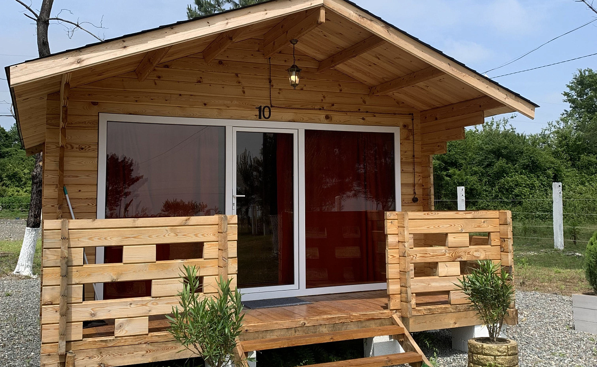 Дом на берегу моря. База отдыха Сосновый бор. Сухум