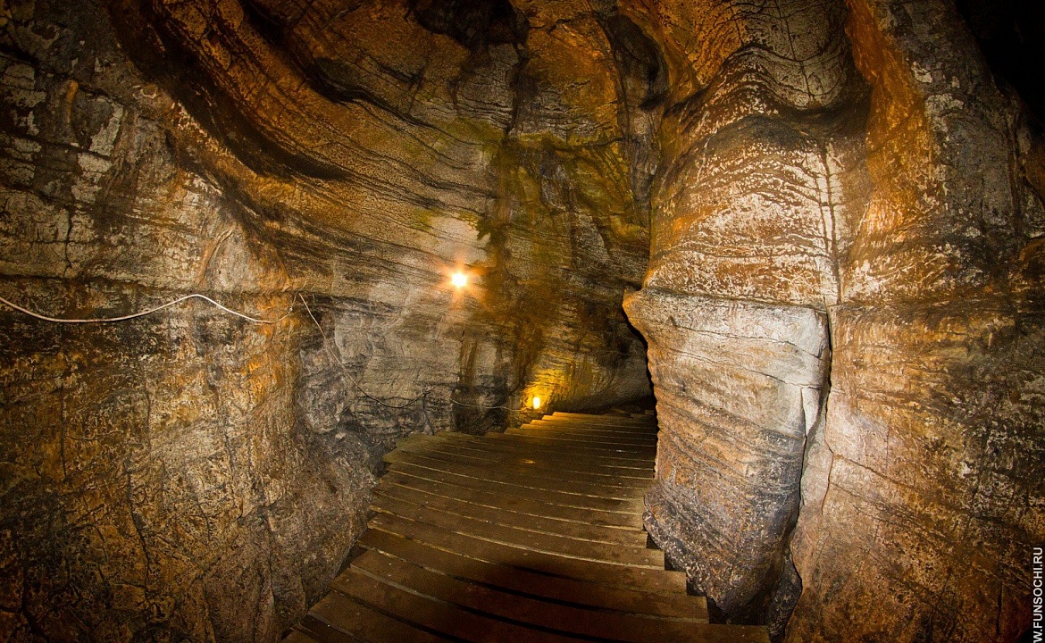 Ахштырская пещера. Фото взято с сайта: https://funsochi.ru/