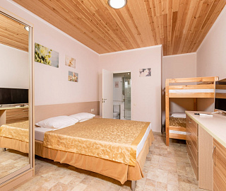 Четырехместный Стандарт. Гостевой дом Замок у Моря. 