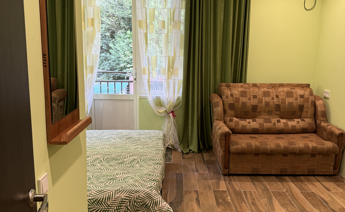 С балконом и боковым видом на море 3 этаж. Гостевой дом "Пантера". Гагра