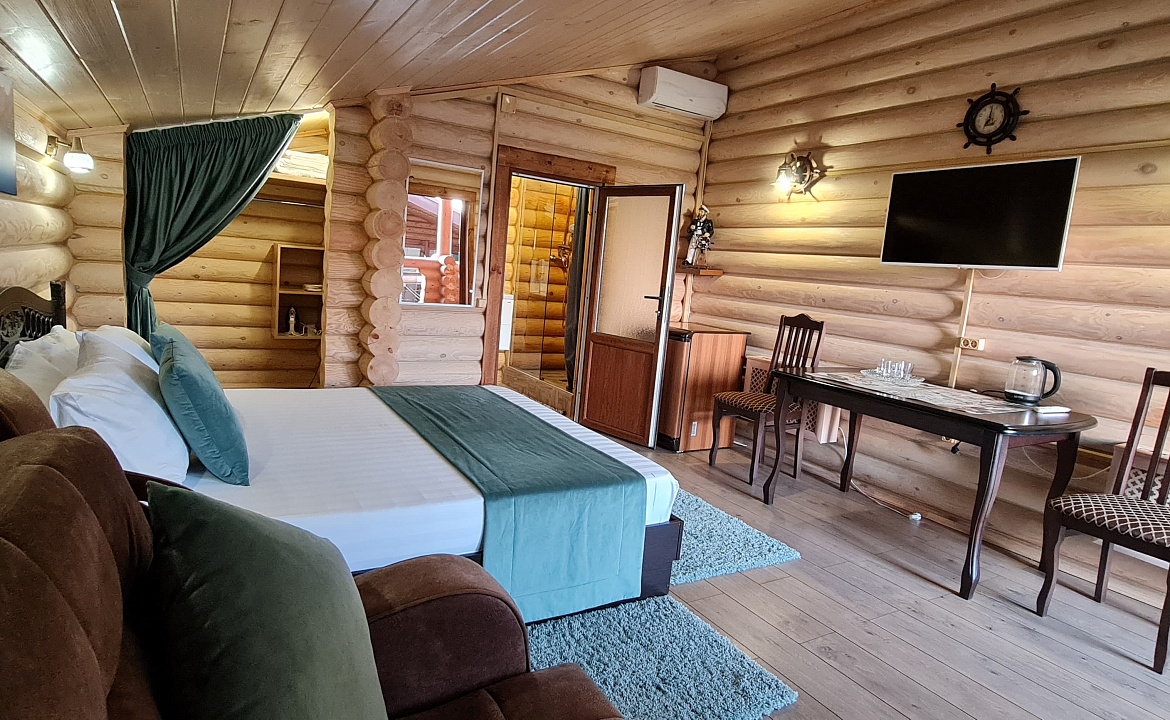 Семейный номер в срубе. Курортный гостиничный комплекс “Можжевеловый Парк”. Кабардинка