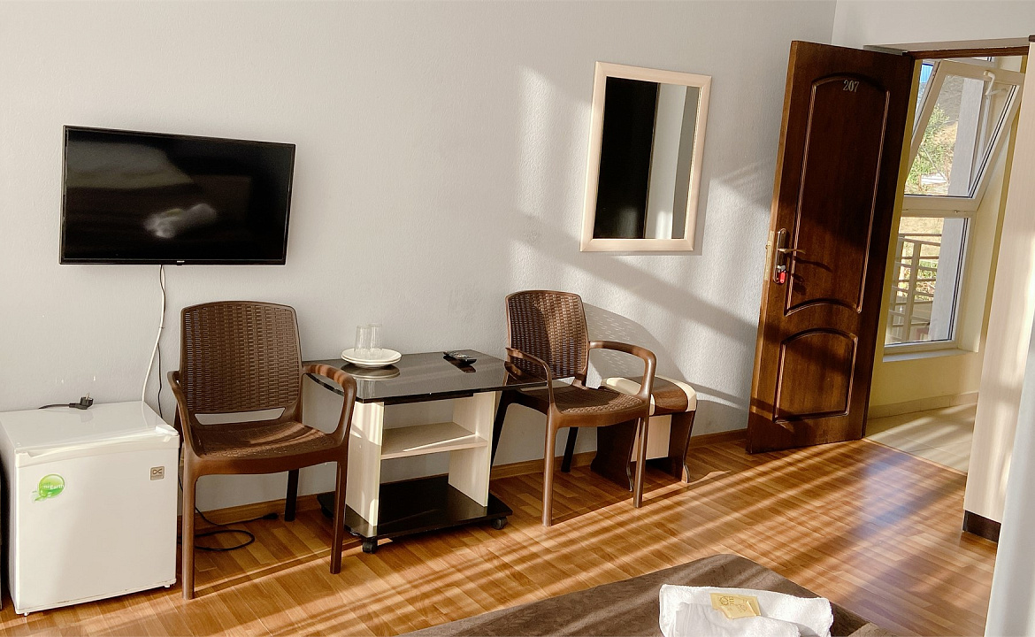 Стандартный номер с двуспальной кроватью и видом на бассейн. Отель "Ниагара Фоллс". Сочи