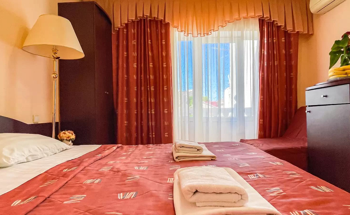 3-х местный полулюкс с двухспальной кроватью. Мини-отель "Ардо". Анапа