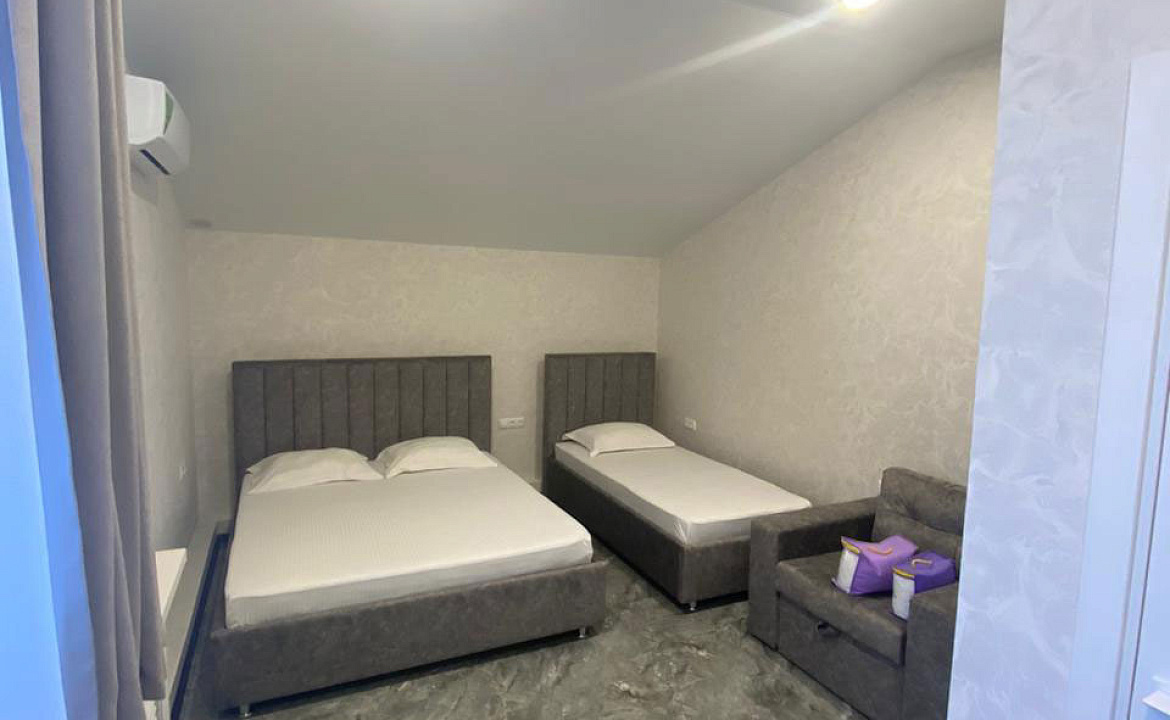 4-х местный номер «Улучшеный» с двуспальной, односпальной кроватями, креслом-кроватью. Отель «Эра». Анапа