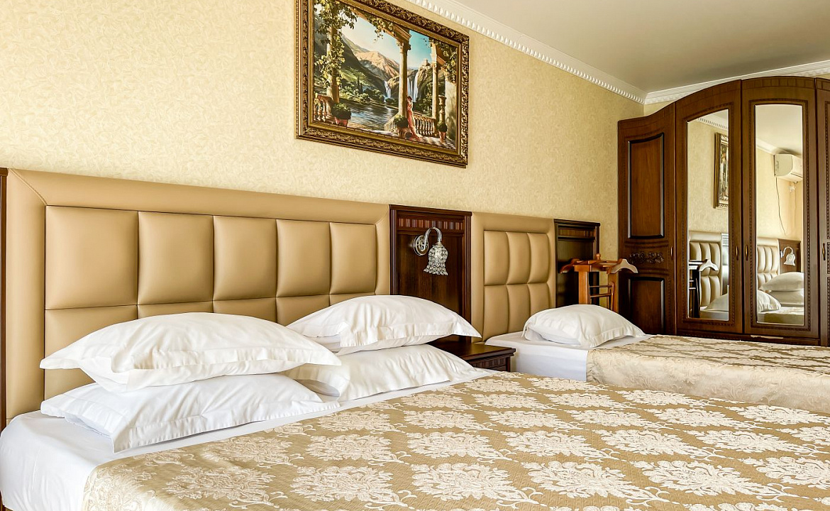 Люкс 2-х комнатный (большой) с балконом. Anzhelina Family Hotel. Витязево