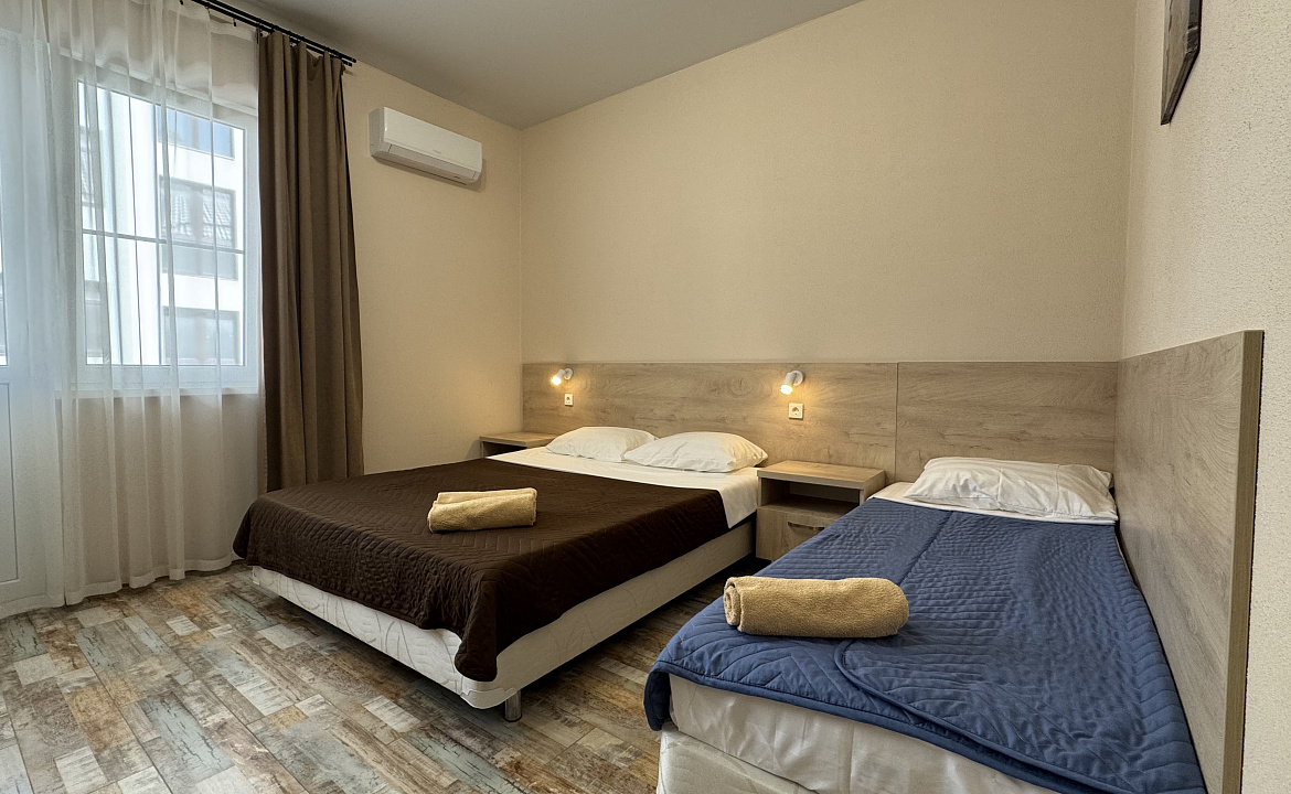 3-х местный номер с балконом. Гостевой дом «Акварель». Ольгинка