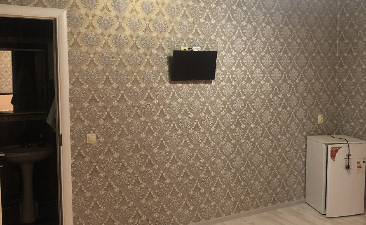 Четырехместный улучшенный номер с балконом, от 1 до 4 гостей, двуспальная кровать, балкон. Мини-отель Моника. Анапа