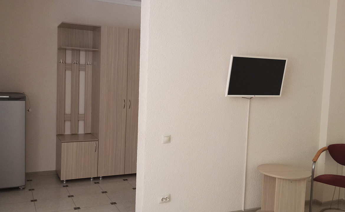 Трёхместный номер стандарт с балконом. Гостевой дом Белые скалы. Лазаревское