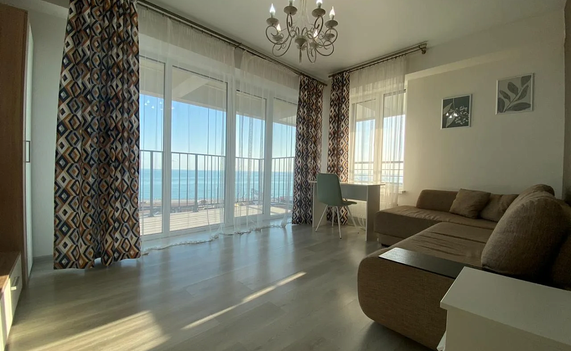 Просторная квартира цу моря с видовыми балконами 178к2. Светлая квартира с террасой и морем. Дагомыс