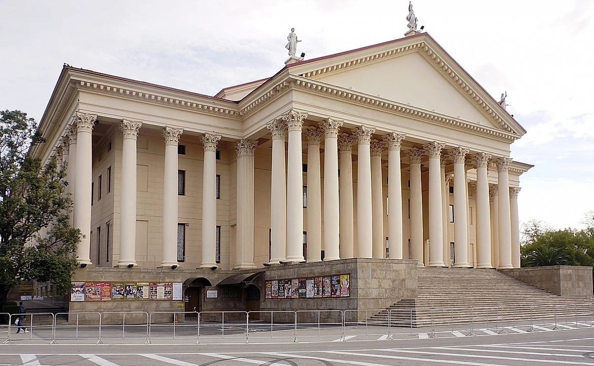 Фото Зимнего театра в Сочи взято с сайта: https://www.skfo.online/
