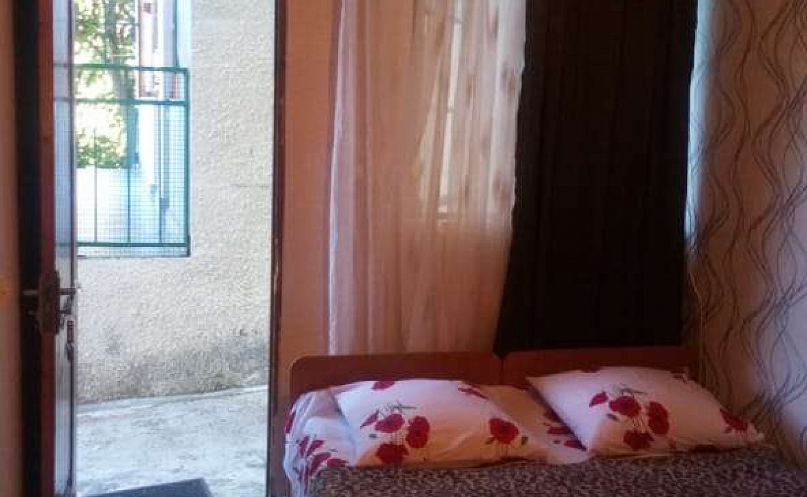 Семейный с двумя спальнями, с кухней и маленьким двориком. . Гостевой дом Siberia. Гагра