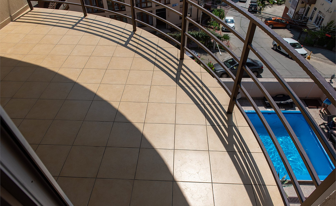 Трехместный номер с балконом и видом на бассейн. Отель "Ниагара Фоллс". Сочи