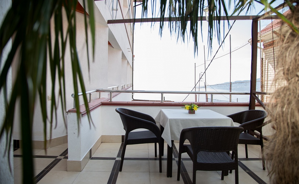 Семейный стандарт с террасой и видом на море. Гостевой комплекс "Чижик Пыжик". Никита