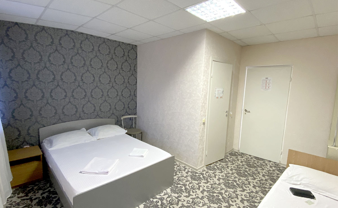 3-х местный номер «Стандарт» с двуспальной и односпальной кроватью. Отель «Эра». Анапа