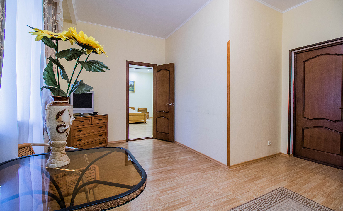 Четырехместный номер-комфорт с двуспальной кроватью и диваном-кроватью. Отель "Москва". Геленджик