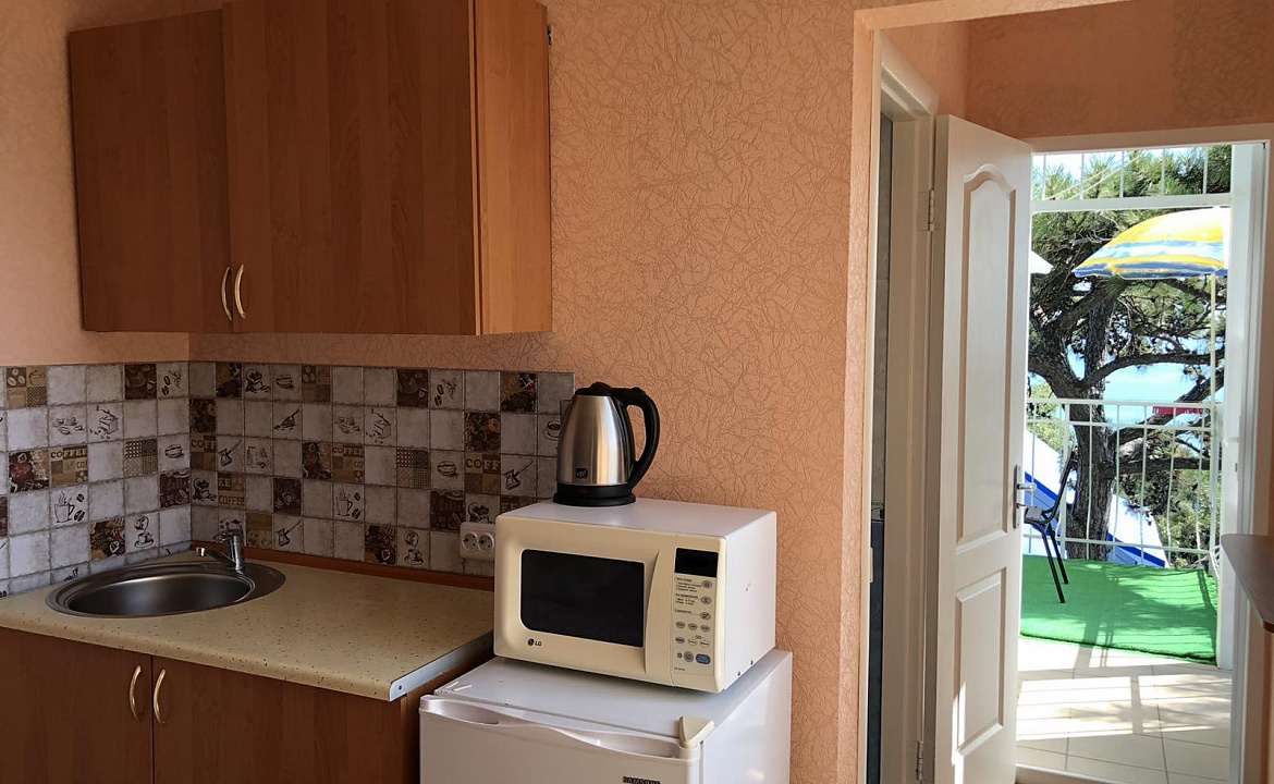 Четырехместный с мини-кухней и балконом. Гостевой дом АнНи. Гаспра