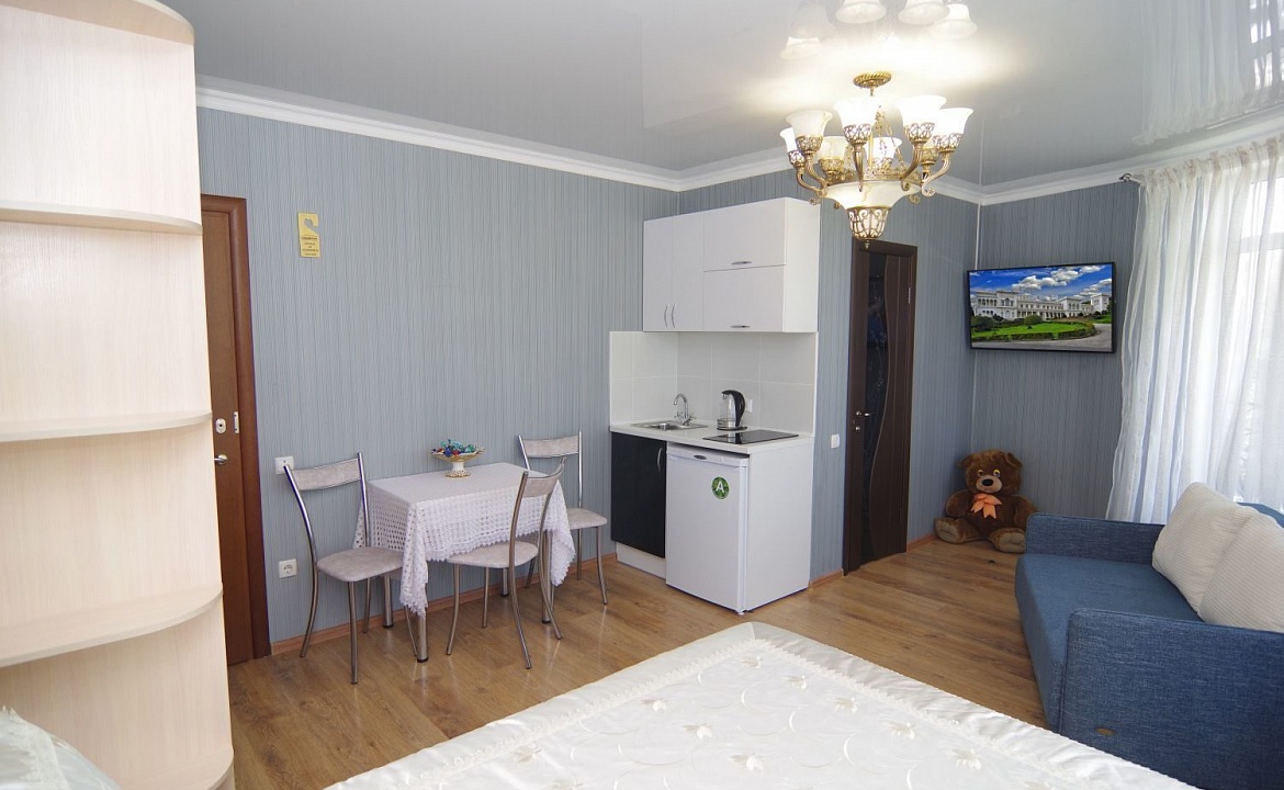 Люкс семейный 4-х местный номер с балконом. Частный гостевой дом у Ярославовны. Алушта