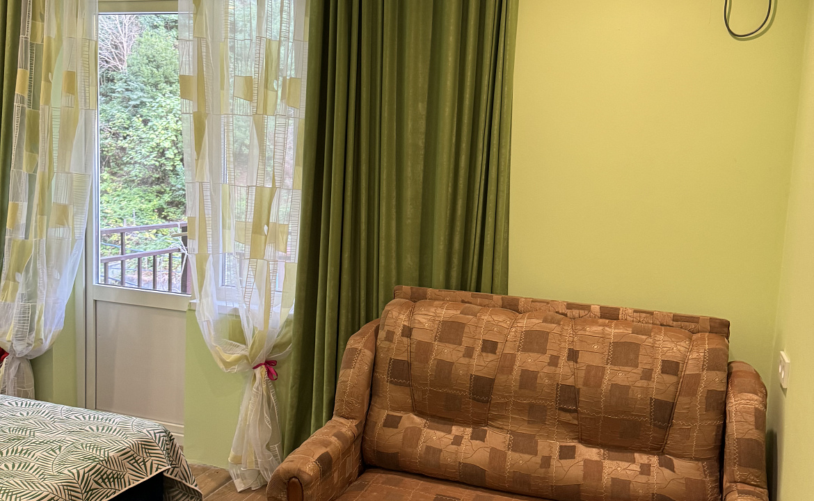 С балконом и боковым видом на море 3 этаж. Гостевой дом "Пантера". Гагра