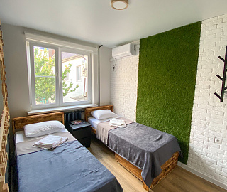Двухместная комната на втором этаже 5. Гостевой дом GreenWall. 