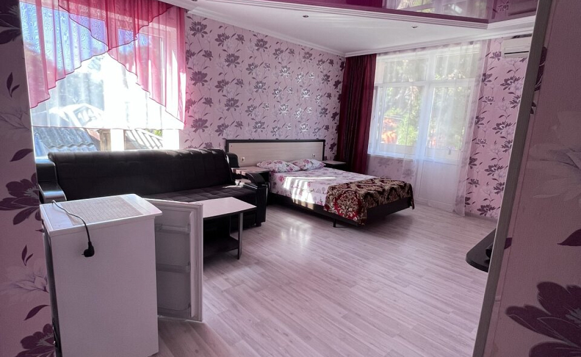 Четырехместный улучшенный номер с балконом, от 1 до 4 гостей, двуспальная кровать, балкон. Мини-отель Моника. Анапа